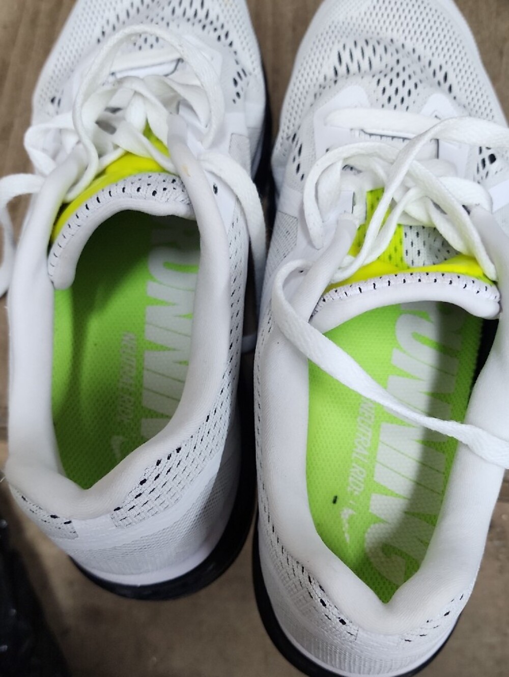 Nike Mens White Mesh Running Shoes with Black Swoosh and Neon Green Insole - Picture 3 of 3